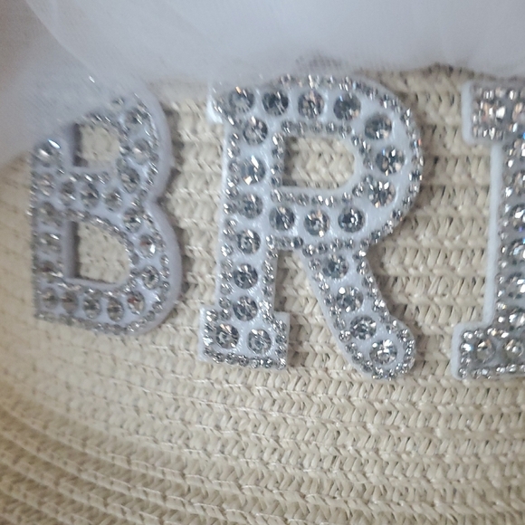 Elegant Bridal Wide-Brim Hat with Floral Veil - Picture 3 of 8